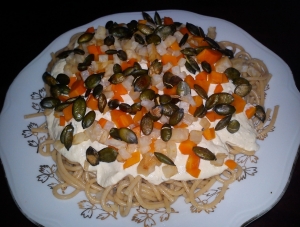 Spagetti tofuszósszal, párolt zöldségekkel és pirított tökmaggal